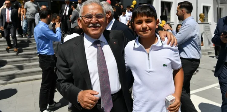 Başkan Özdoğan, öğrencilerin karne heyecanına ortak oldu