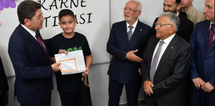 BAŞKAN BÜYÜKKILIÇ, BAKAN TUNÇ VE GENEL BAŞKAN VEKİLİ ELİTAŞ İLE ÇOCUKLARIN KARNE HEYECANINI PAYLAŞTI