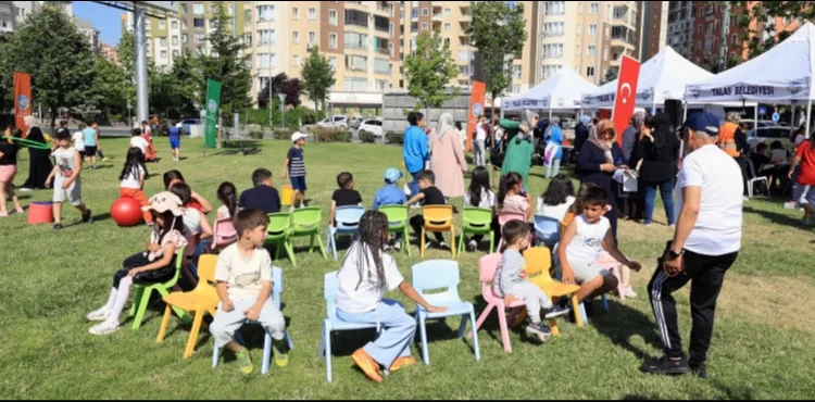 TALAS BELEDİYESİ’NDEN ÇOCUKLARA KARNE HEDİYESİ