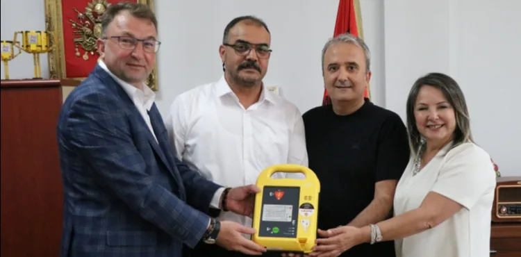 Kalp krizinden ölen profesörün lise arkadaşları, mezun oldukları okula elektroşok cihazı bağışladı