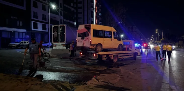 Kayseri’de otomobil ile minibüs çarpıştı: 9 yaralı