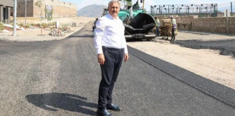 MELİKGAZİ ASFALT YATIRIMIYLA MAHALLELERE DEĞER KATMAYA DEVAM EDİYOR
