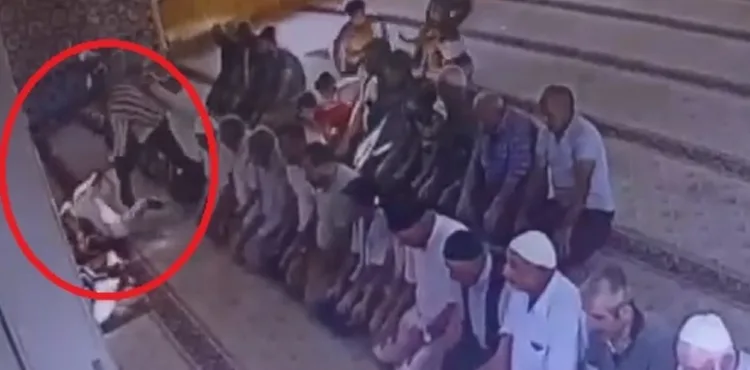 Husumetli komşusunu camide namaz kılarken bıçakla öldürdü