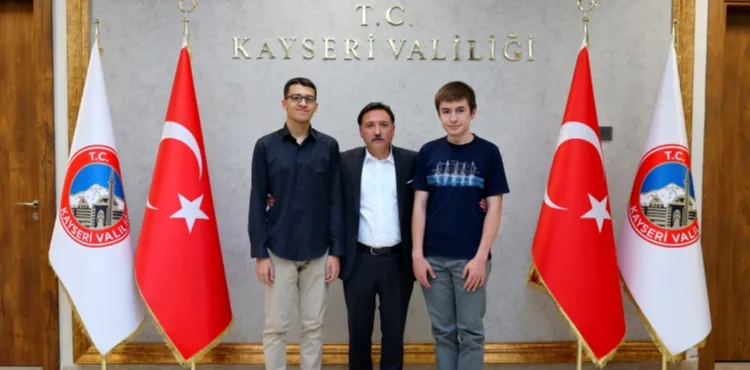 VALİ ÇİÇEK, YKS’DE DERECEYE GİREN ÖĞRENCİLERİ MAKAMINDA KABUL ETTİ.