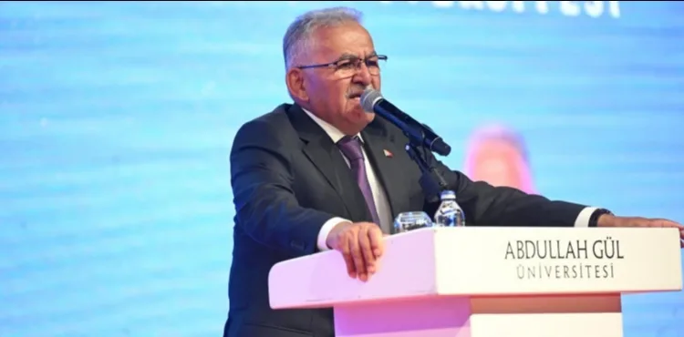 BAŞKAN BÜYÜKKILIÇ, 11. CUMHURBAŞKANI GÜL’ÜN DE KATILDIĞI AGÜ MEZUNİYET TÖRENİ SEVİNCİNE ORTAK OLDU