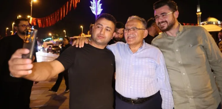 GENÇ DOSTU BAŞKAN, TÜGVA YAZ OKULLARI ŞENLİĞİ’NE KATILACAK BİN KİŞİLİK KAYSERİ HEYETİNİ UĞURLADI