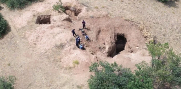 Kaçak kazı yapan 4 kişi fotokapana yakalandı; jandarmanın operasyonu dron kamerasında