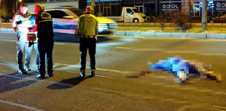 Hafif ticari aracın çarpıp, otomobilin ezdiği kadın öldü; kaza anı güvenlik kamerasında