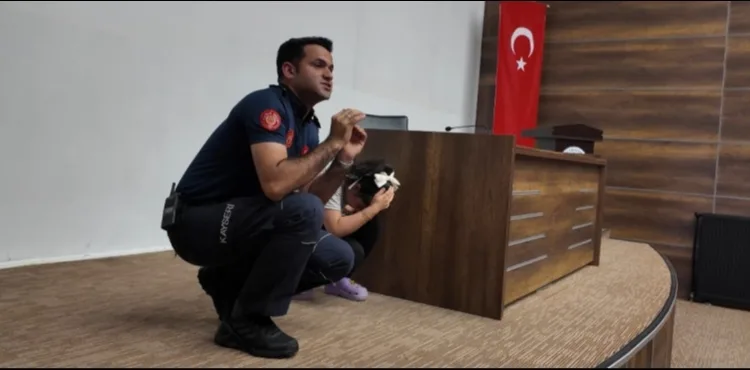 KAYSERİ’Yİ DİRENÇLİ KENT YAPMA HEDEFİNDEKİ BÜYÜKŞEHİR’DEN ÖĞRENCİLERE YÖNELİK AFET GÜVENLİK EĞİTİMİ