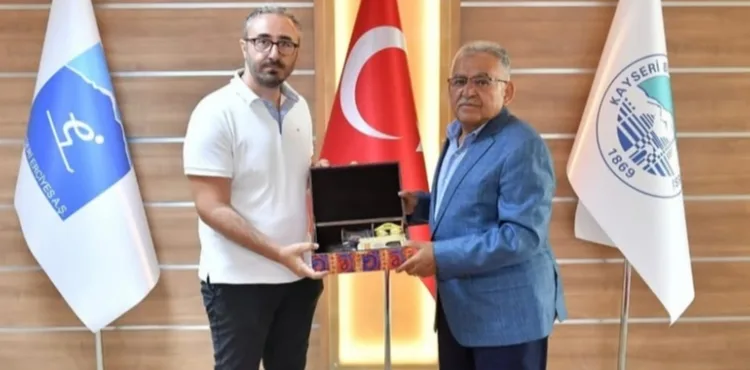 ERCİYES’İN TÜRK DÜNYASI ÜYELİĞİ, BAŞKAN BÜYÜKKILIÇ’A TAKDİM EDİLDİ
