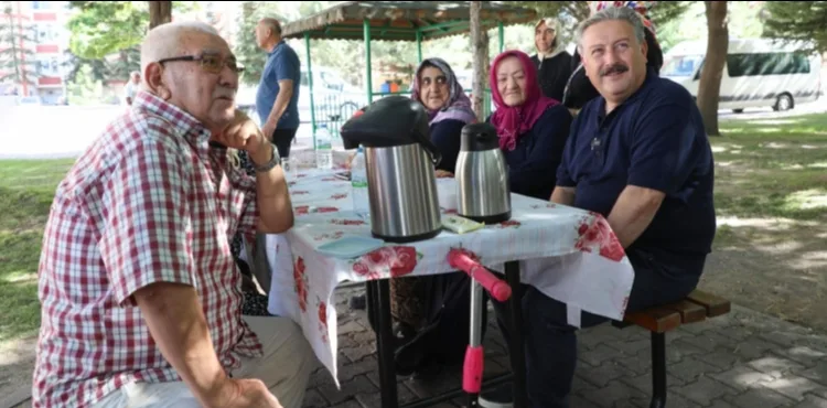 MELİKGAZİ’NİN PARKLARI YENİLENİYOR, DAHA DA ŞENLENİYOR