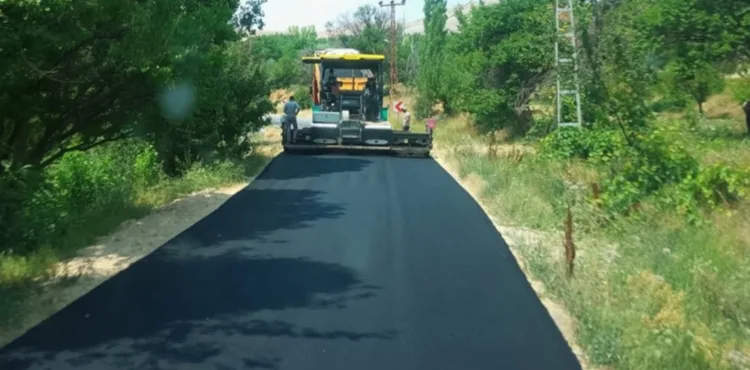 BÜYÜKŞEHİR’DEN AKKIŞLA'DA SICAK ASFALT ÇALISMASI