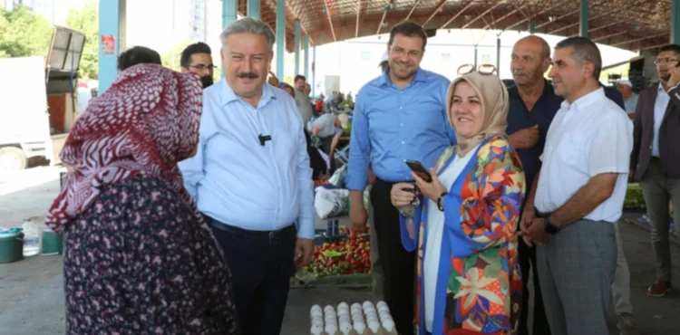 BAŞKAN PALANCIOĞLU KÖY PAZARINDA ÜRETİCİLERLE VE VATANDAŞLA BİR ARAYA GELDİ