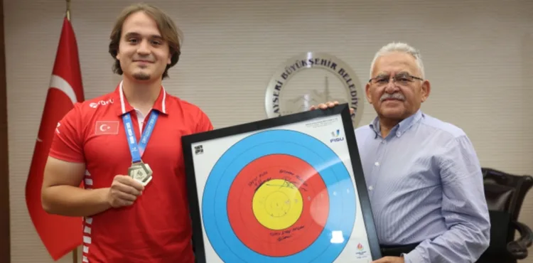 BAŞKAN BÜYÜKKILIÇ, DÜNYA ŞAMPİYONU “ALTIN” SPORCU ARSLAN’I AĞIRLADI