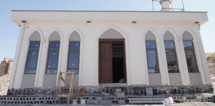 DEMOKRASİ MAHALLESİ'NİN BUTİK CAMİSİ HIZLA TAMAMLANIYOR