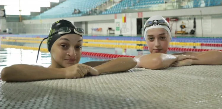 Tek bacakla yüzmede Avrupa ikincisi olan İrem ve Melisa’nın hedefi olimpiyatlar