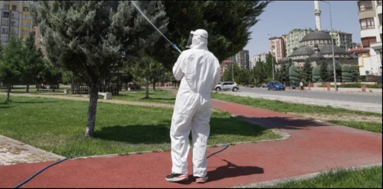 MELİKGAZİ'NİN RAHAT BİR YAZ GEÇİRMESİ İÇİN İLAÇLAMA ÇALIŞMASI DEVAM EDİYOR
