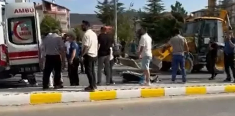Dur ihtarından kaçan motosikletli iş makinesine çarptı: 1 ölü