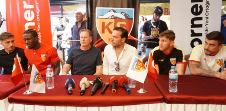 Kayserispor Teknik Direktörü Markus Gisdol ve futbolcular, taraftarlarla buluştu