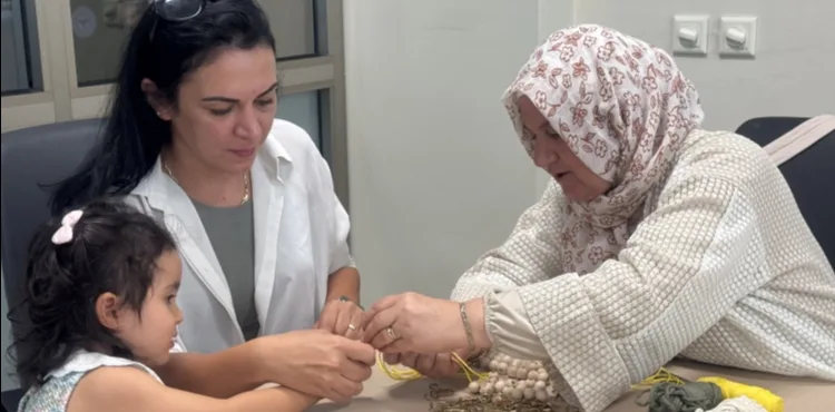 BÜYÜKŞEHİR, HASTANEDEKİ HASTA YAKINLARINA ETKİNLİKLERLE MORAL OLUYOR