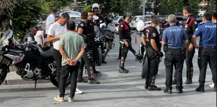Devrilen motosikletteki 2 Yunus polisi yaralandı