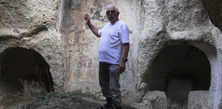Üstü cami, altı kilise olan kayadan oyma tarihi yapı, turizme kazandırılmayı bekliyor