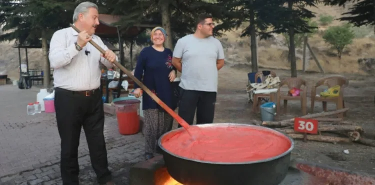MELİKGAZİ BELEDİYESİ SALÇA KAYNATMA GÜNLERİ REKOR KATILIMLA SONA ERDİ