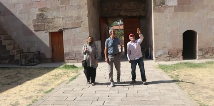 Yüzde 84 bedensel engelli, ömrünü 793 yıllık kervansarayın temizliğine adadı