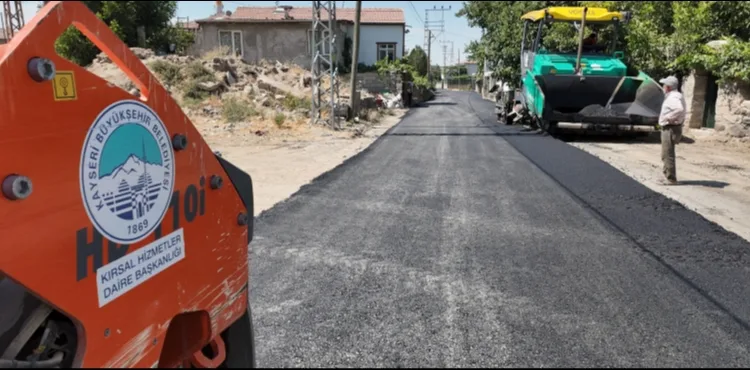 KIRSALI İHYA EDEN BÜYÜKŞEHİR’DEN DEVELİ İLÇESİ GAZİ MAHALLESİ’NE 8 MİLYON TL’LİK SICAK ASFALT YATIRIMI