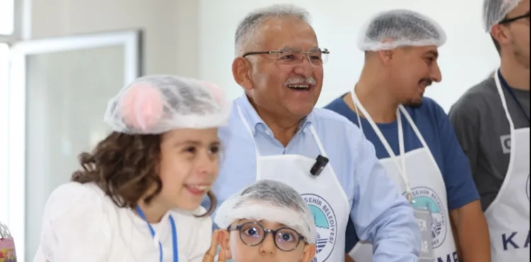 BAŞKAN BÜYÜKKILIÇ, ENGELSİZ YAŞAM MERKEZİ’NDE ÖZEL ÇOCUKLARLA BİRLİKTE HAMBURGER YAPTI