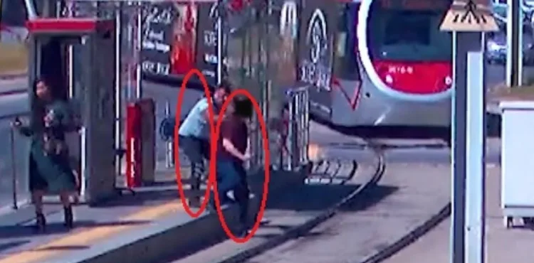 Tramvayı fark etmeyip karşıya geçmek isteyen vatandaşı, güvenlik görevlisi kurtardı