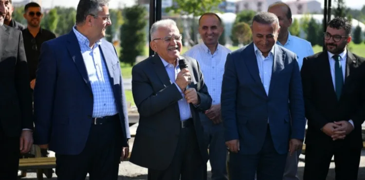 BAŞKAN BÜYÜKKILIÇ, DAHA TEMİZ KAYSERİ İÇİN GECE GÜNDÜZ ÇALIŞAN EKİPLERLE BULUŞTU