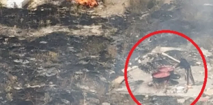 Alevlere rağmen salça karıştırmaya devam etti