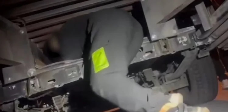 Çekicinin gizli bölmesinde 2 kaçak göçmen yakalandı