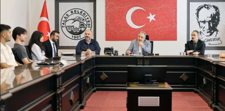 TALAS'IN KÜTÜPHANELERİNDE ÜNİVERSİTEYİ KAZANDILAR, BAŞKAN YALÇIN'A TEŞEKKÜRE GELDİLER