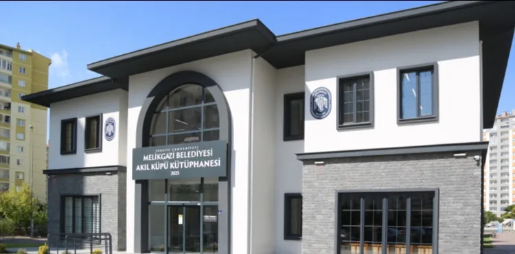 MELİKGAZİ’DE GENÇLERİN YENİ BULUŞMA NOKTASI “AKIL KÜPÜ KÜTÜPHANELERİ”NE BİR YENİSİ DAHA EKLENİYOR