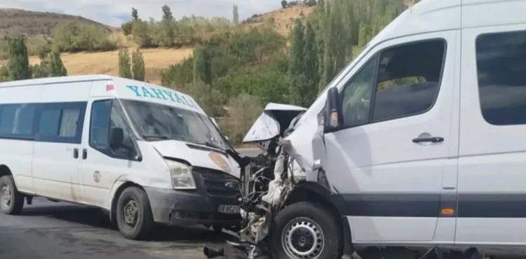 Minibüsler çarpıştı; 13 yaralı