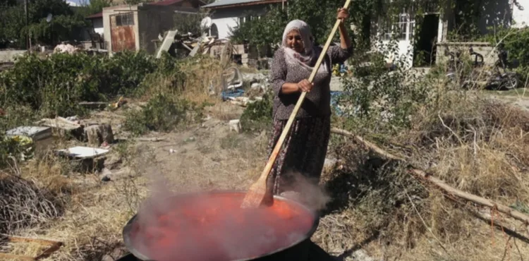 Kayseri'de kadınlar kışlık salça yapımına başladı
