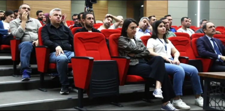 MELİKGAZİ'DE ÇALIŞMA HAYATINDA SIK GÖRÜLEN DURUŞ BOZUKLUKLARI VE OFİS EGZERSİZLERİ EĞİTİMİ VERİLDİ