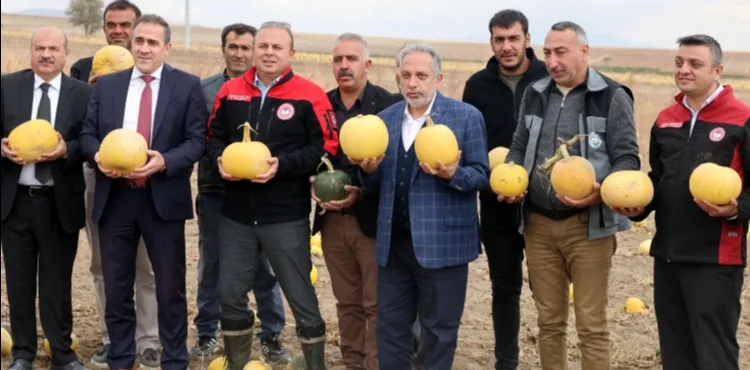 TÜRKİYE BİRİNCİSİ OLAN TALASLI ÇİFTÇİLERE BAŞKAN YALÇIN’DAN TEBRİK