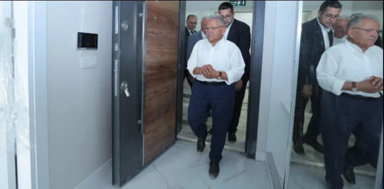 BAŞKAN BÜYÜKKILIÇ’TAN SAHABİYE KENTSEL DÖNÜŞÜM 1. ETAP’IN SON BİNASINDA İNCELEME