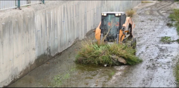 MELİKGAZİ BELEDİYESİ, SONBAHAR YAĞIŞLARI ÖNCESİ TAŞKIN SUYU KANALLARINI TEMİZLİYOR