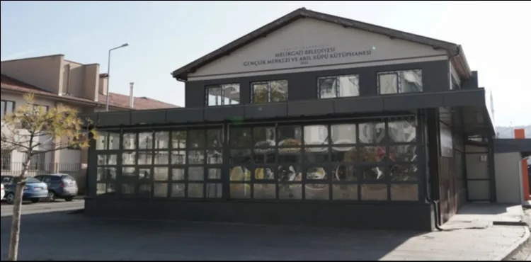 OSMANLI MAHALLESİ’NDE GENÇLERİN MERAKLA BEKLEDİĞİ GENÇLİK MERKEZİ YAKINDA HİZMETE AÇILIYOR