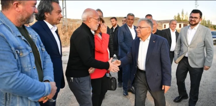 BAŞKAN BÜYÜKKILIÇ’TAN PINARBAŞI'DA GÖNÜLLERİ KAZANAN HİZMET SEFERBERLİĞİ