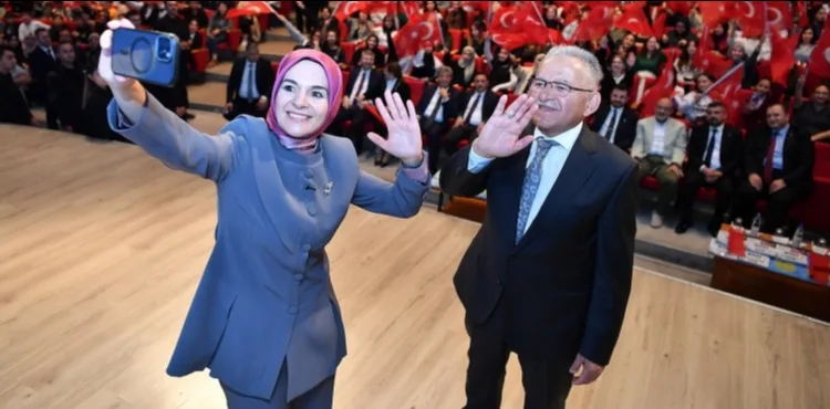BAŞKAN BÜYÜKKILIÇ, BAKAN GÖKTAŞ İLE BİRLİKTE ÖĞRENCİLERE BİN 782 KAYNAK KİTAP SETİ DAĞITTI