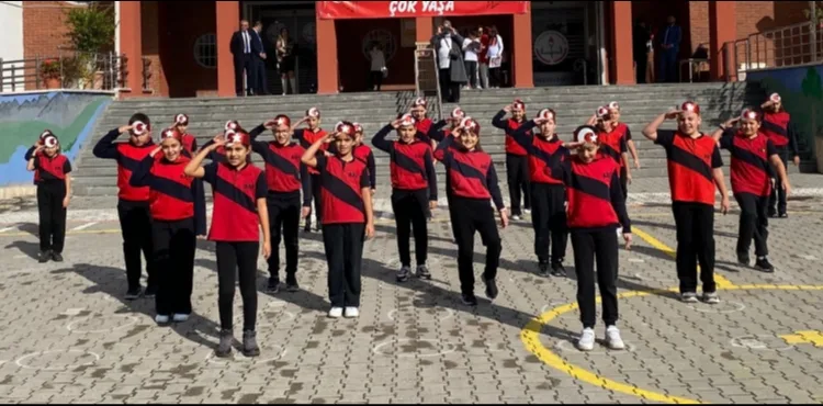 MİNİK ÖĞRENCİLERİN CUMHURİYET COŞKUSU