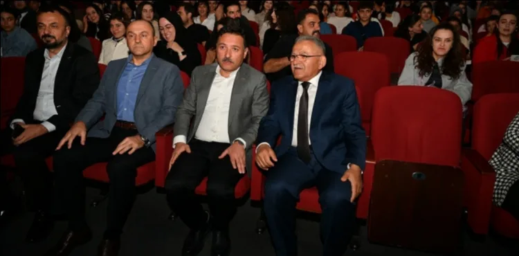 BAŞKAN BÜYÜKKILIÇ VE VALİ ÇİÇEK, DEVLET TİYATROSU’NDA “AŞIK VEYSEL” OYUNUNU İZLEDİ