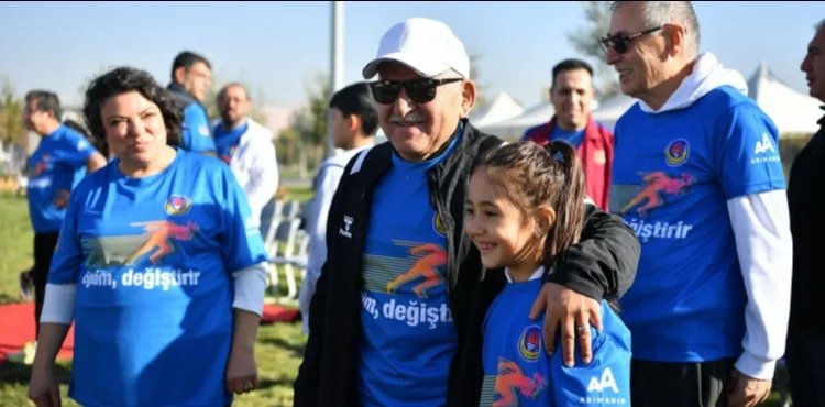 BAŞKAN BÜYÜKKILIÇ, MİLLET BAHÇESİNDE ANLAMLI KOŞUYA KATILDI