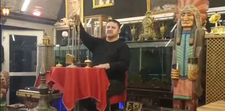 Klasik eşyalar, antikalar Vitamin Cafe’de alıcılarını buldu.
