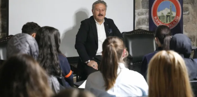 BAŞKAN PALANCIOĞLU, MEKTEP MELİKGAZİ ÖĞRENCİLERİ İLE BİR ARAYA GELDİ